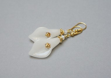 białe kalie-kolczyki